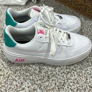 Good condition womens Nikes 8.5